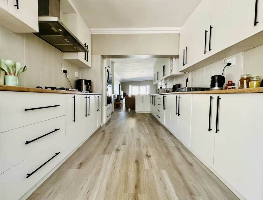 5 Bedroom Property for Sale in Onrus Western Cape